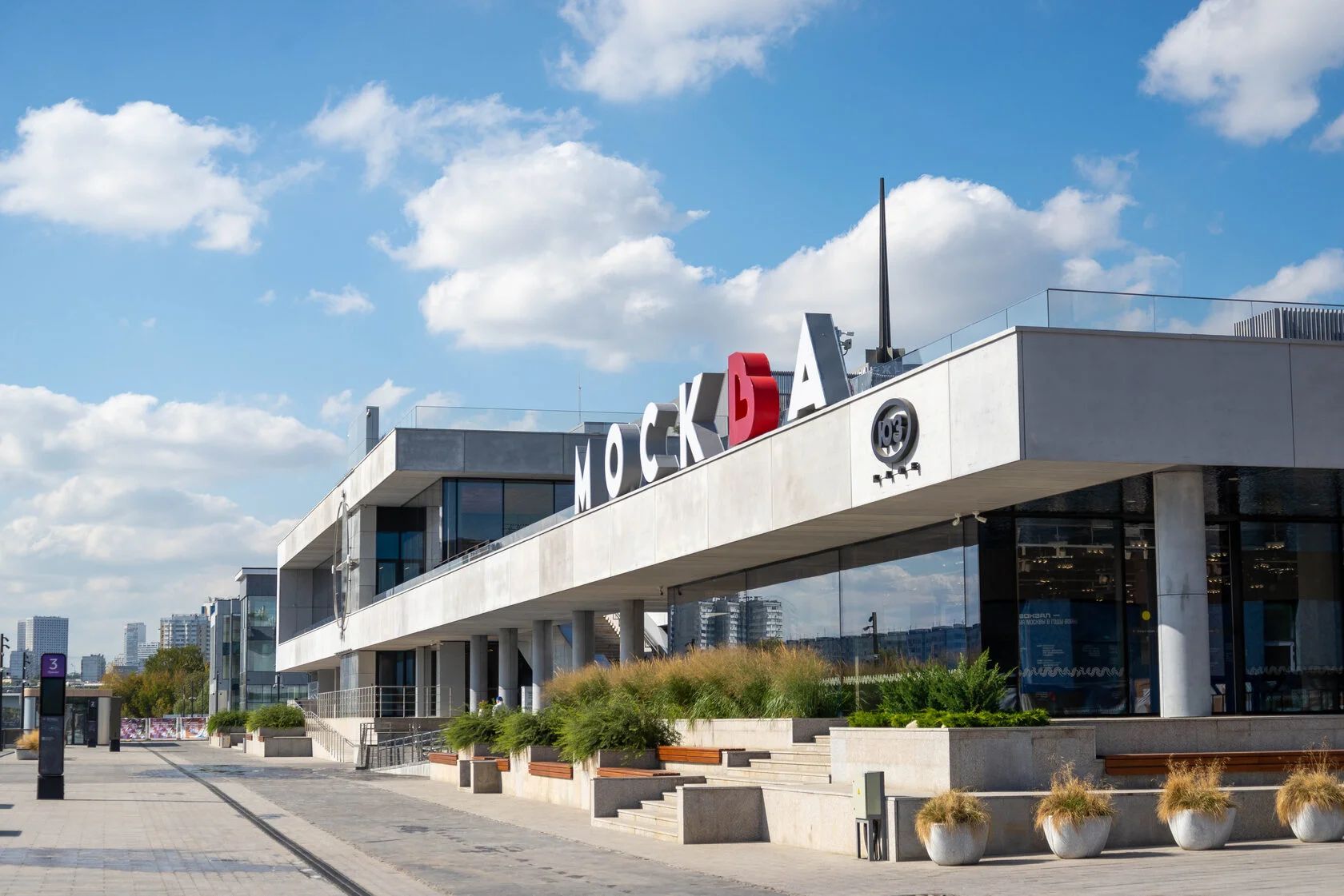 Снять площадку у водохранилища, у воды, реки, Москвы-реки